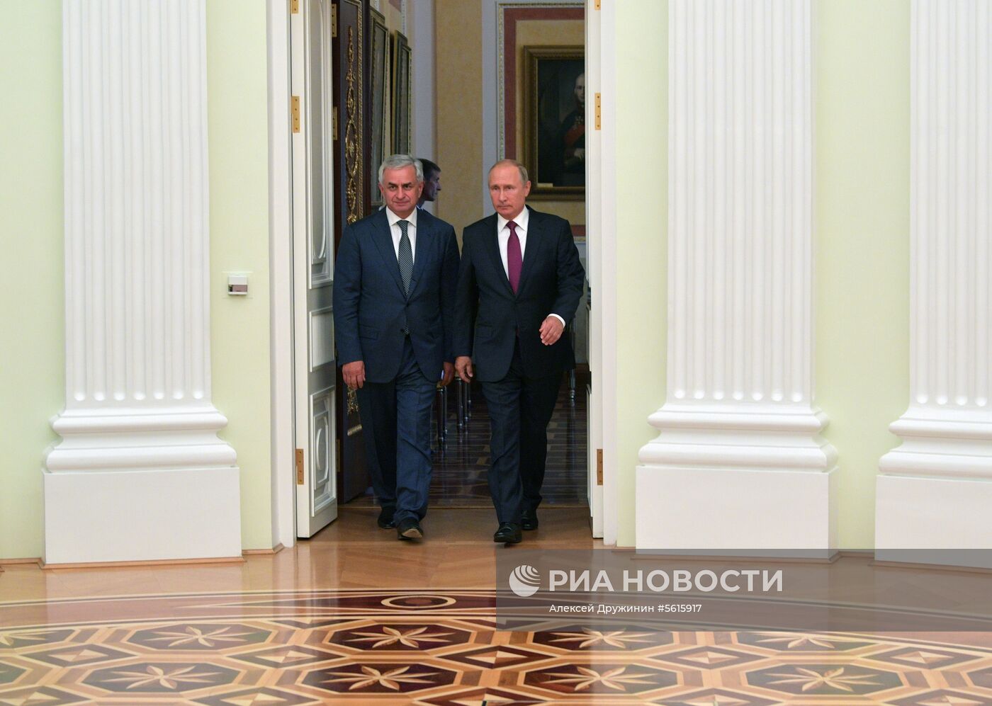 Президент РФ В. Путин встретился с президентом Республики Абхазия Р. Хаджимбой