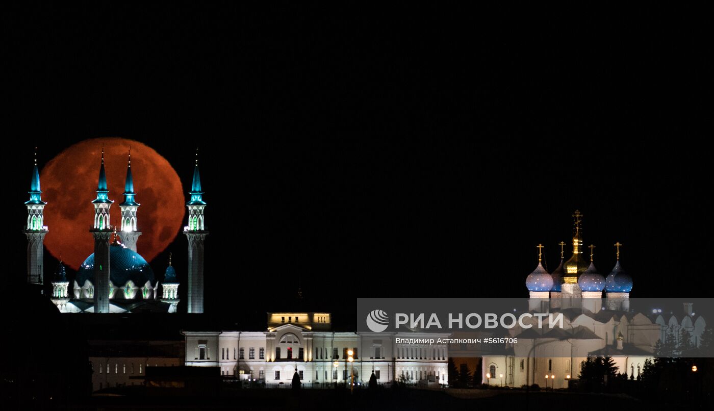 Луна над мечетью Кул-Шариф в Казани