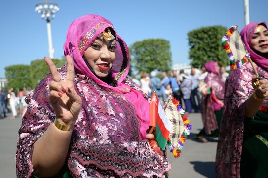 Шествие участников международного военно-музыкального фестиваля "Спасская башня" на ВДНХ 
