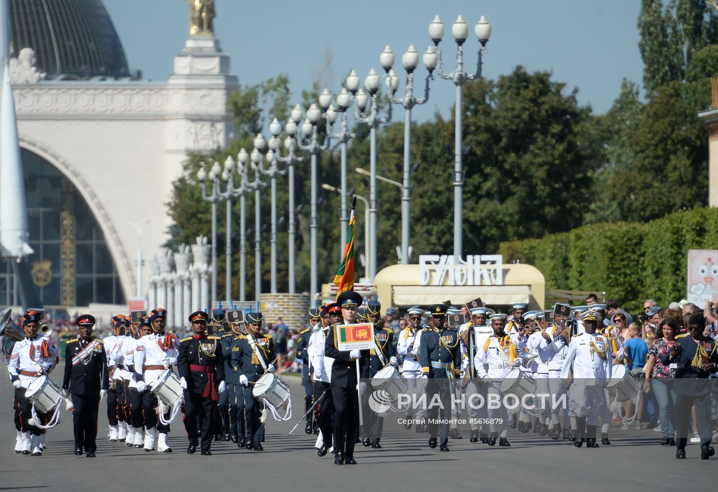 Шествие участников международного военно-музыкального фестиваля "Спасская башня" на ВДНХ 