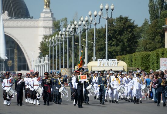 Шествие участников международного военно-музыкального фестиваля "Спасская башня" на ВДНХ 