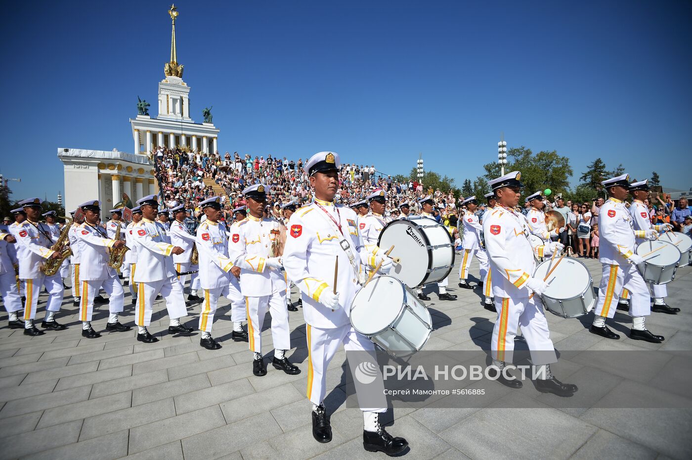 Шествие участников международного военно-музыкального фестиваля "Спасская башня" на ВДНХ 