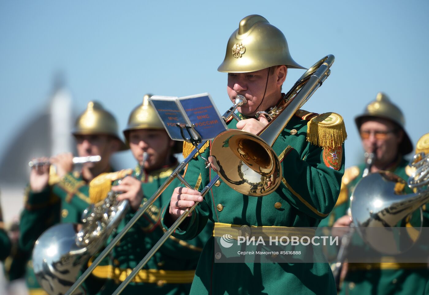Шествие участников международного военно-музыкального фестиваля "Спасская башня" на ВДНХ 
