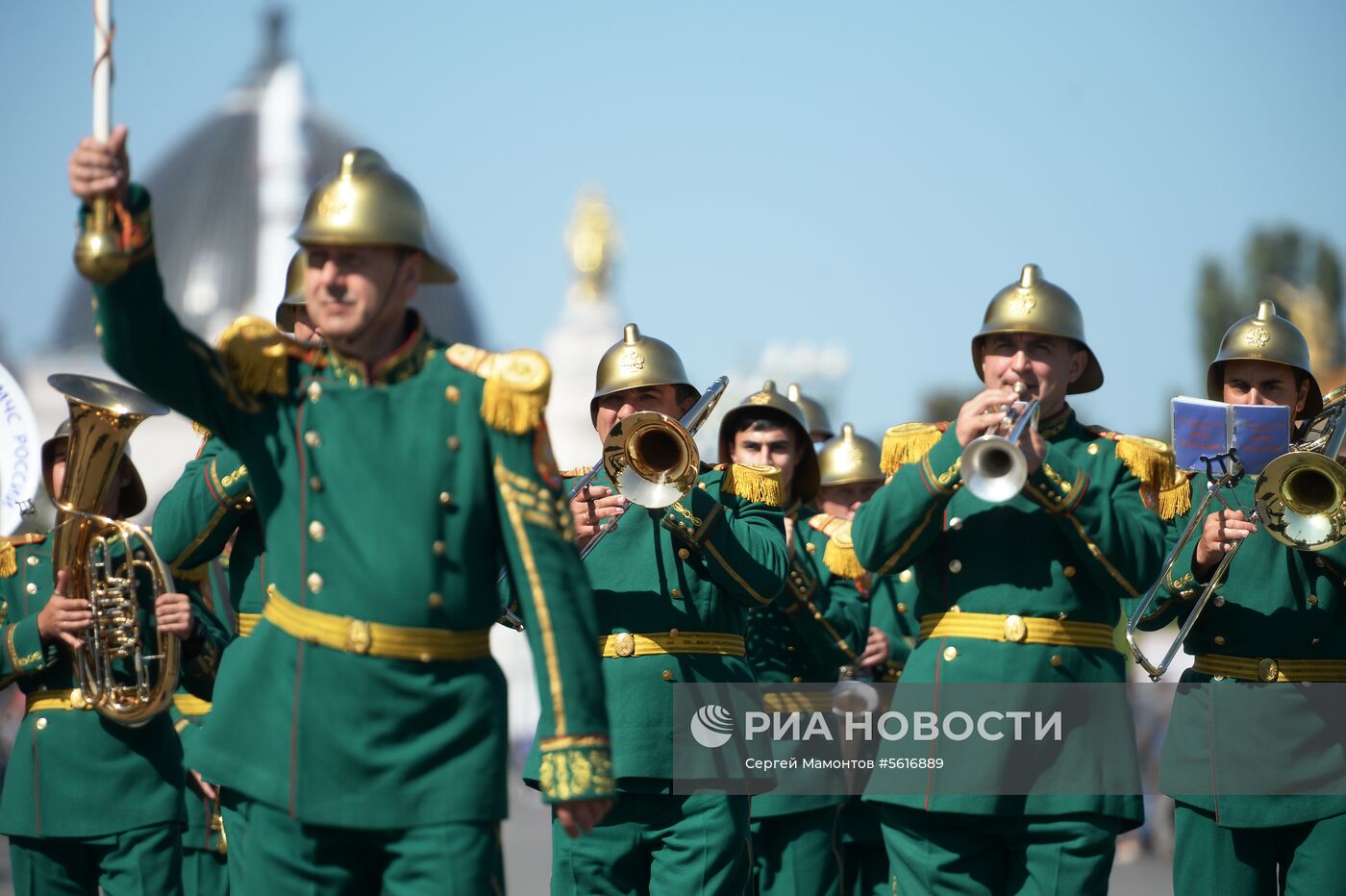 Шествие участников международного военно-музыкального фестиваля "Спасская башня" на ВДНХ 