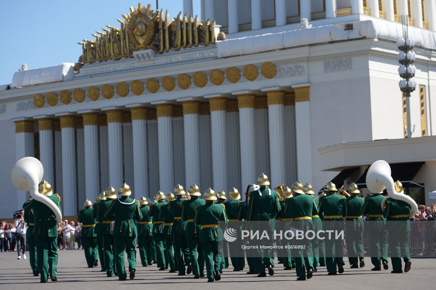 Шествие участников международного военно-музыкального фестиваля "Спасская башня" на ВДНХ 