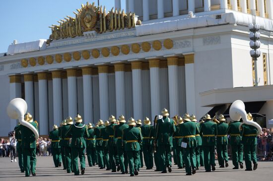 Шествие участников международного военно-музыкального фестиваля "Спасская башня" на ВДНХ 