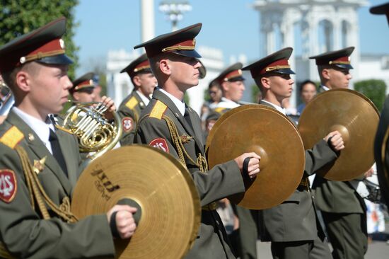 Шествие участников международного военно-музыкального фестиваля "Спасская башня" на ВДНХ 