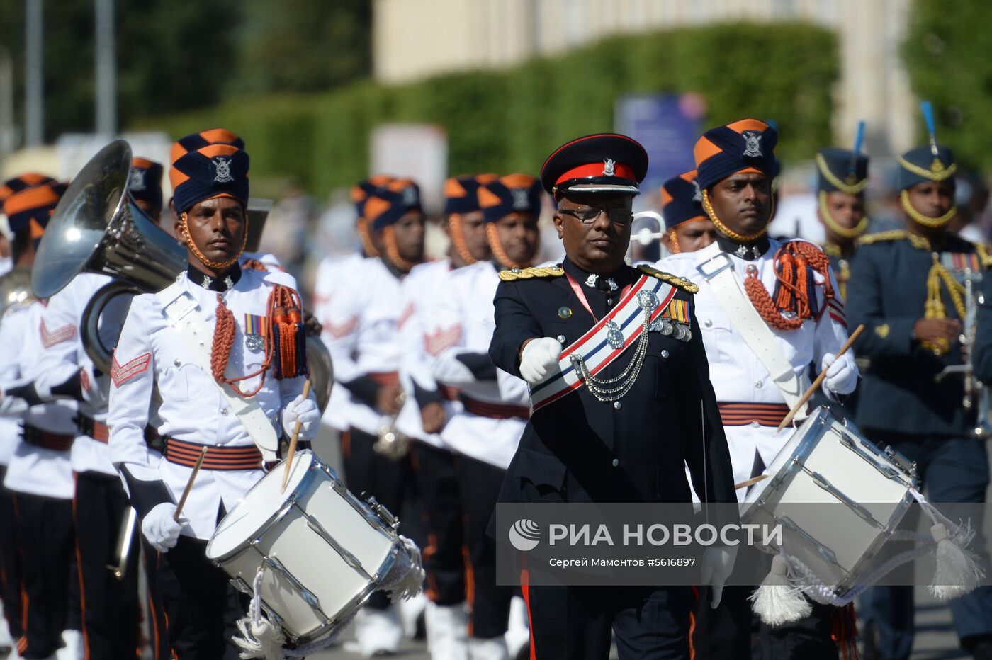 Шествие участников международного военно-музыкального фестиваля "Спасская башня" на ВДНХ 