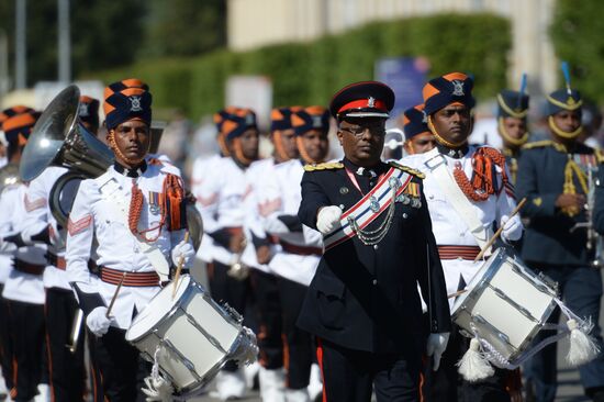 Шествие участников международного военно-музыкального фестиваля "Спасская башня" на ВДНХ 