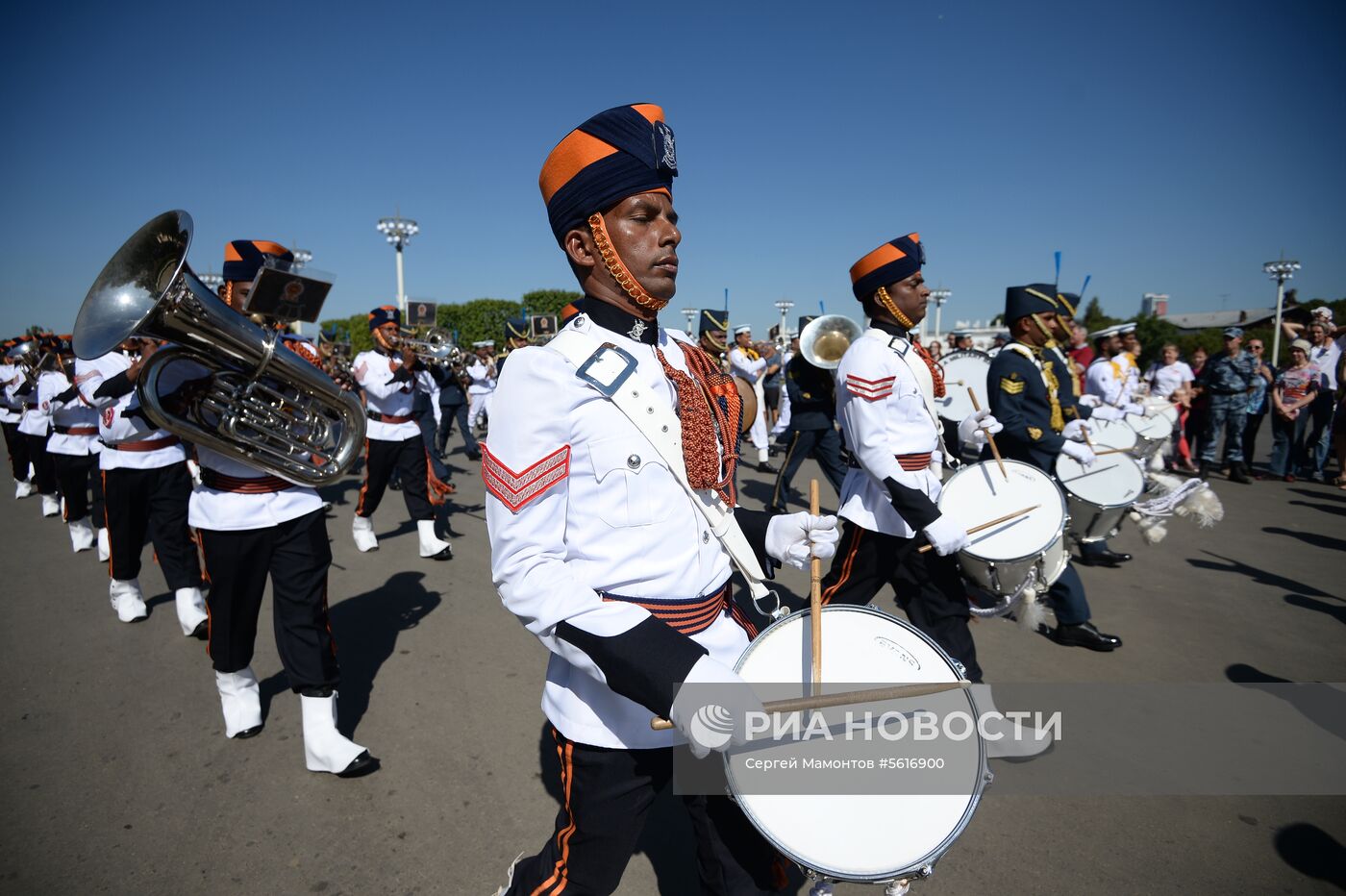 Шествие участников международного военно-музыкального фестиваля "Спасская башня" на ВДНХ 
