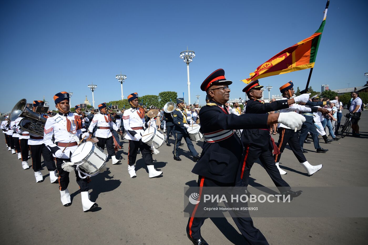 Шествие участников международного военно-музыкального фестиваля "Спасская башня" на ВДНХ 