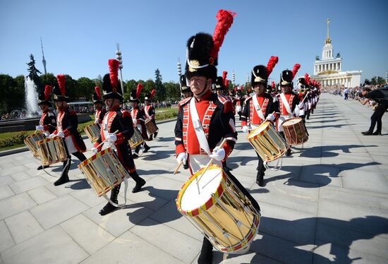 Шествие участников международного военно-музыкального фестиваля "Спасская башня" на ВДНХ 