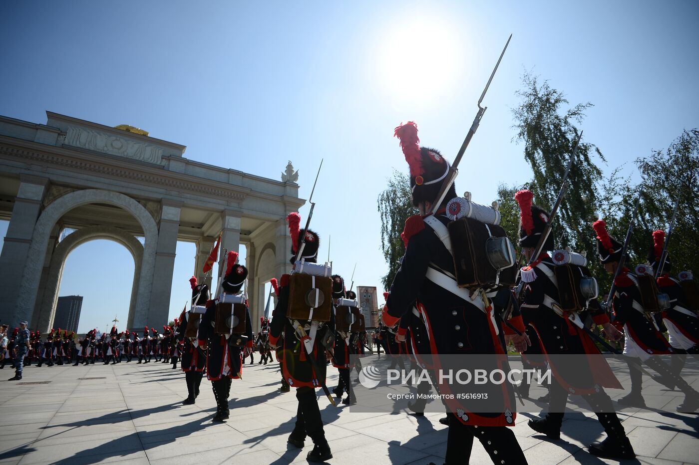 Шествие участников международного военно-музыкального фестиваля "Спасская башня" на ВДНХ 