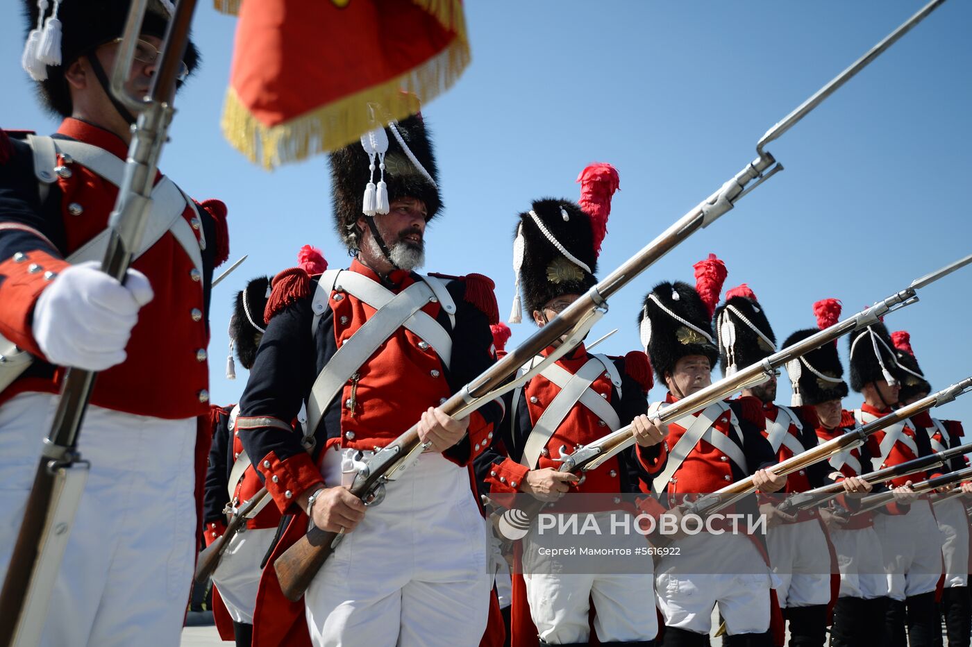Шествие участников международного военно-музыкального фестиваля "Спасская башня" на ВДНХ 