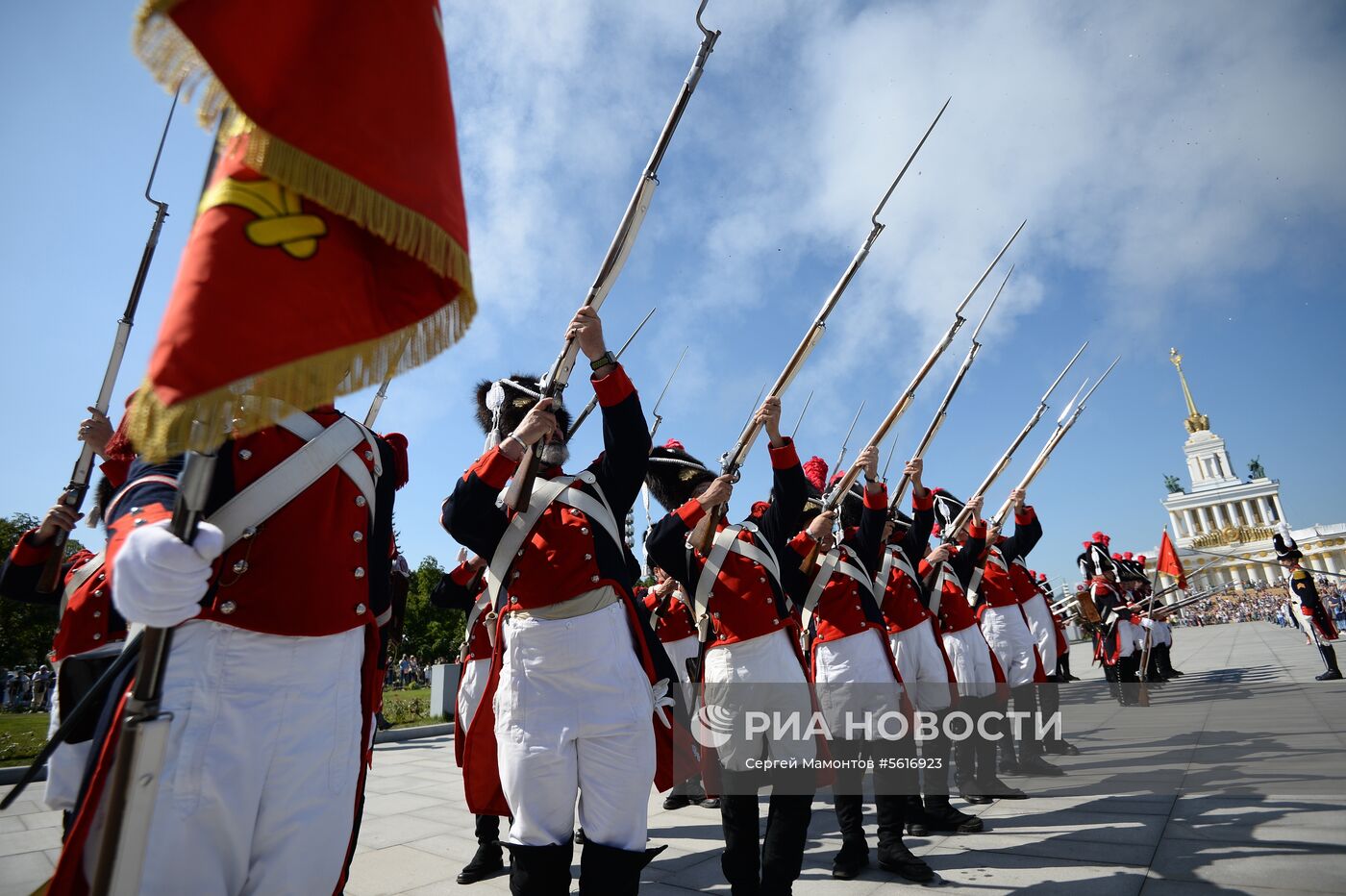 Шествие участников международного военно-музыкального фестиваля "Спасская башня" на ВДНХ 