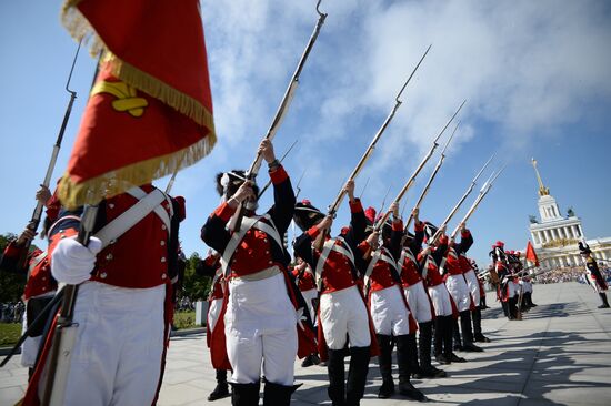 Шествие участников международного военно-музыкального фестиваля "Спасская башня" на ВДНХ 