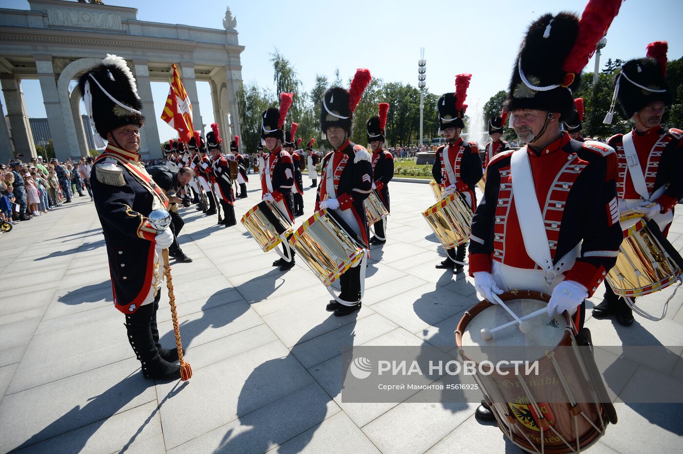 Шествие участников международного военно-музыкального фестиваля "Спасская башня" на ВДНХ 