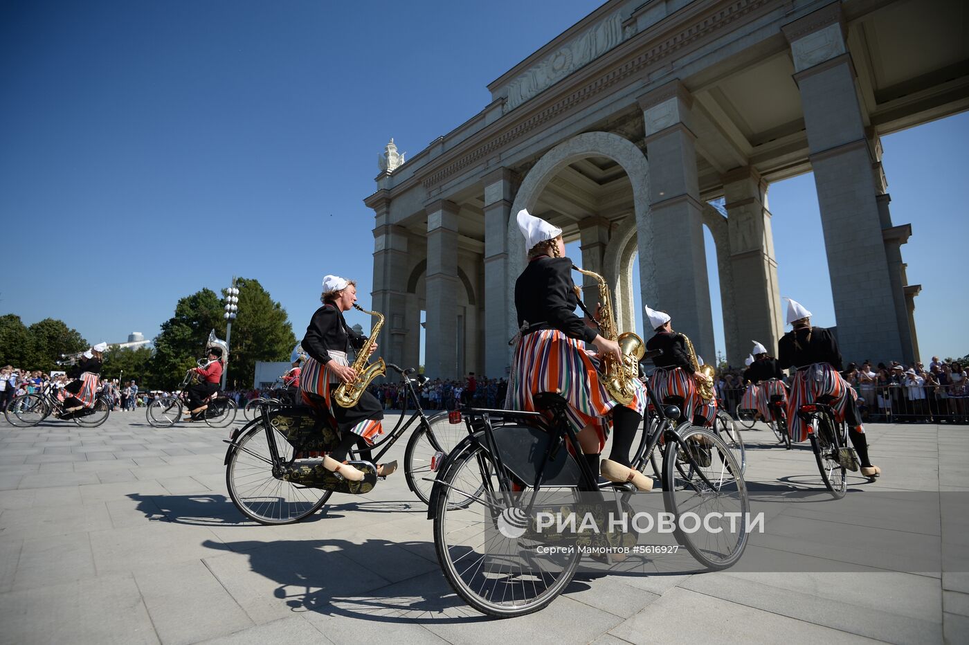 Шествие участников международного военно-музыкального фестиваля "Спасская башня" на ВДНХ 