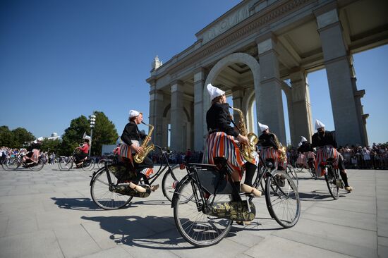 Шествие участников международного военно-музыкального фестиваля "Спасская башня" на ВДНХ 