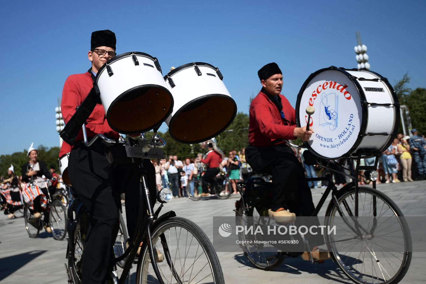 Шествие участников международного военно-музыкального фестиваля "Спасская башня" на ВДНХ 