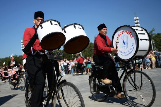 Шествие участников международного военно-музыкального фестиваля "Спасская башня" на ВДНХ 