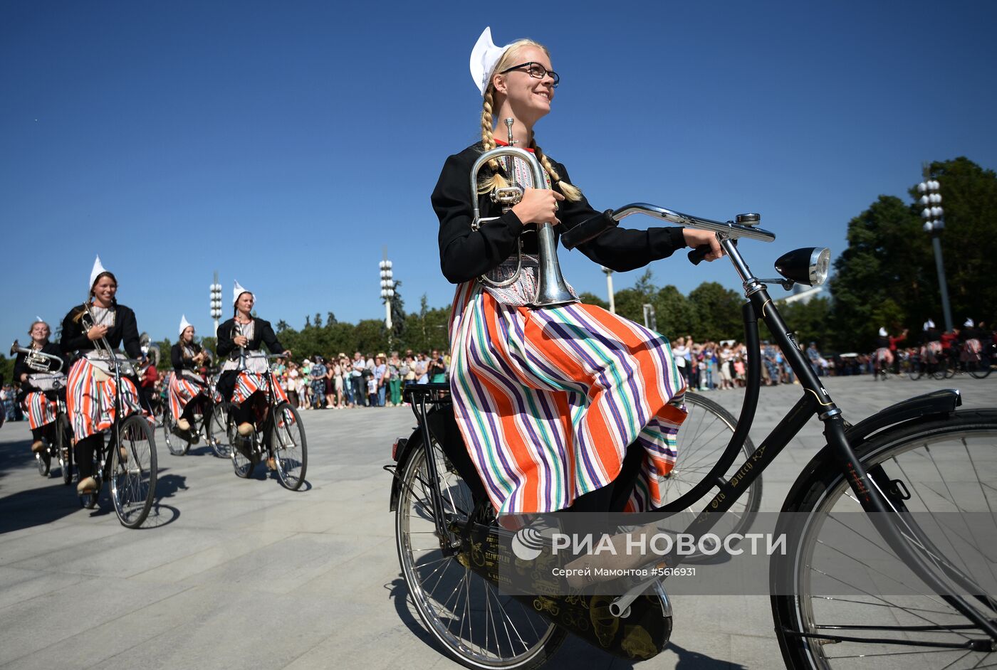 Шествие участников международного военно-музыкального фестиваля "Спасская башня" на ВДНХ 