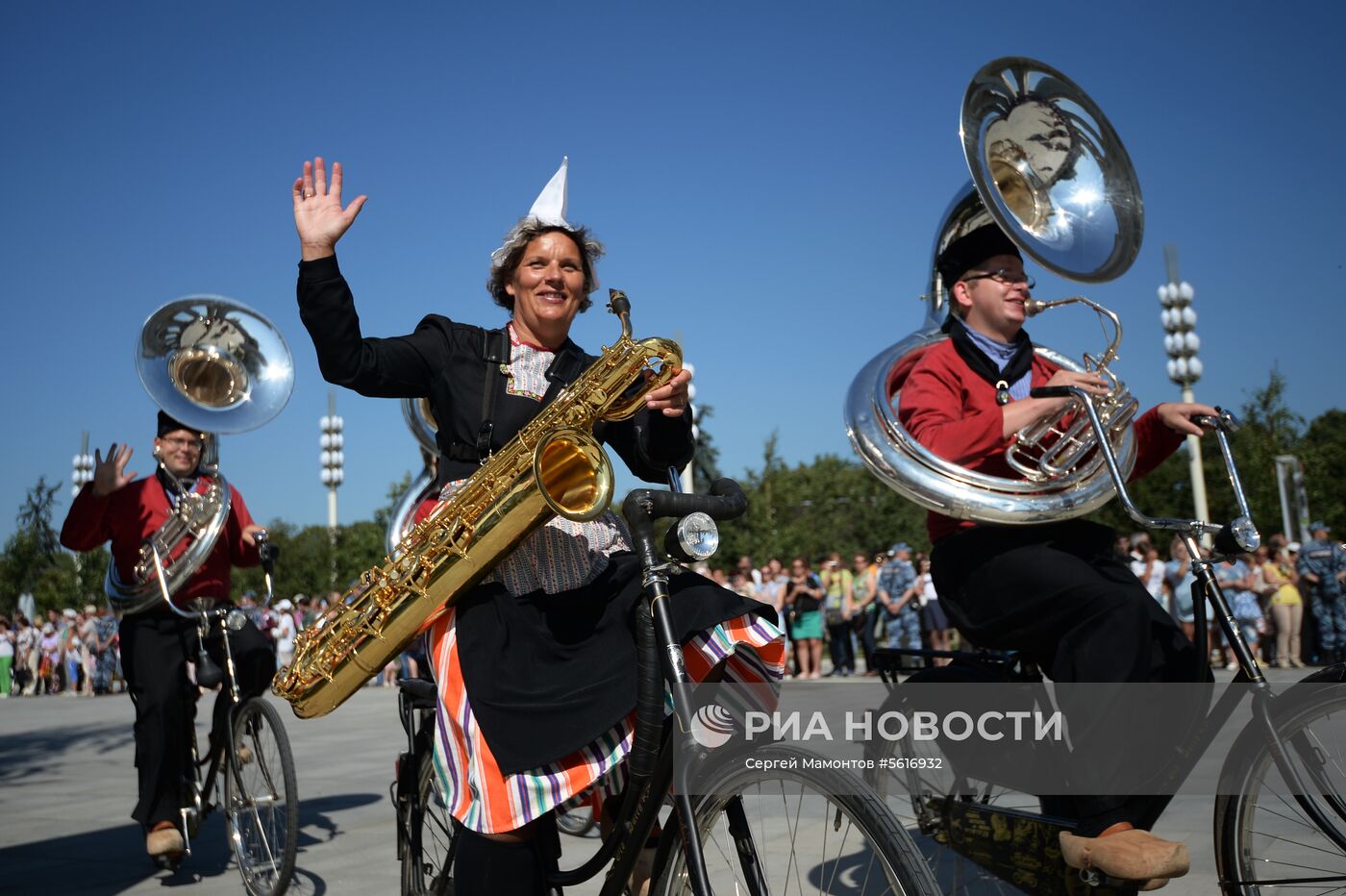 Шествие участников международного военно-музыкального фестиваля "Спасская башня" на ВДНХ 