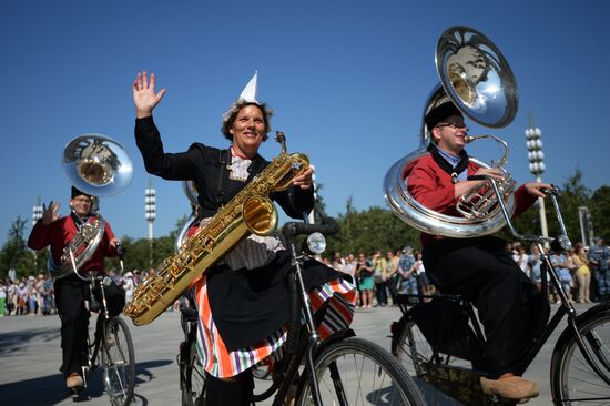 Шествие участников международного военно-музыкального фестиваля "Спасская башня" на ВДНХ 