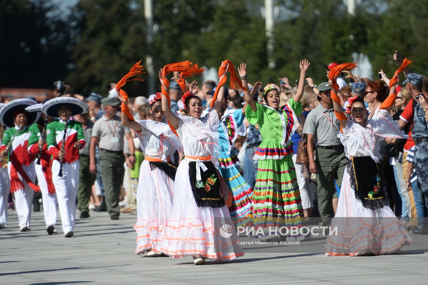 Шествие участников международного военно-музыкального фестиваля "Спасская башня" на ВДНХ 