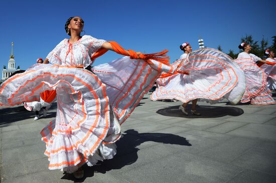 Шествие участников международного военно-музыкального фестиваля "Спасская башня" на ВДНХ 