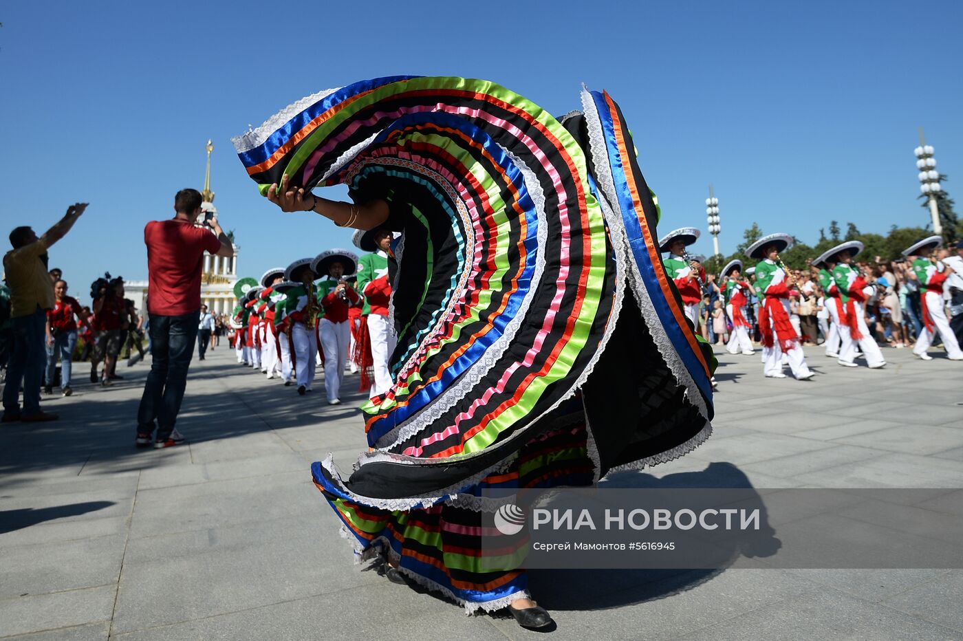 Шествие участников международного военно-музыкального фестиваля "Спасская башня" на ВДНХ 