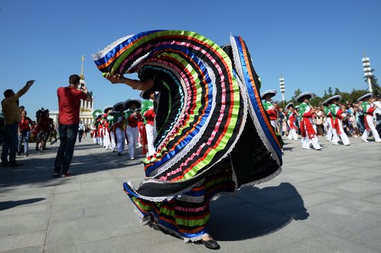 Шествие участников международного военно-музыкального фестиваля "Спасская башня" на ВДНХ 