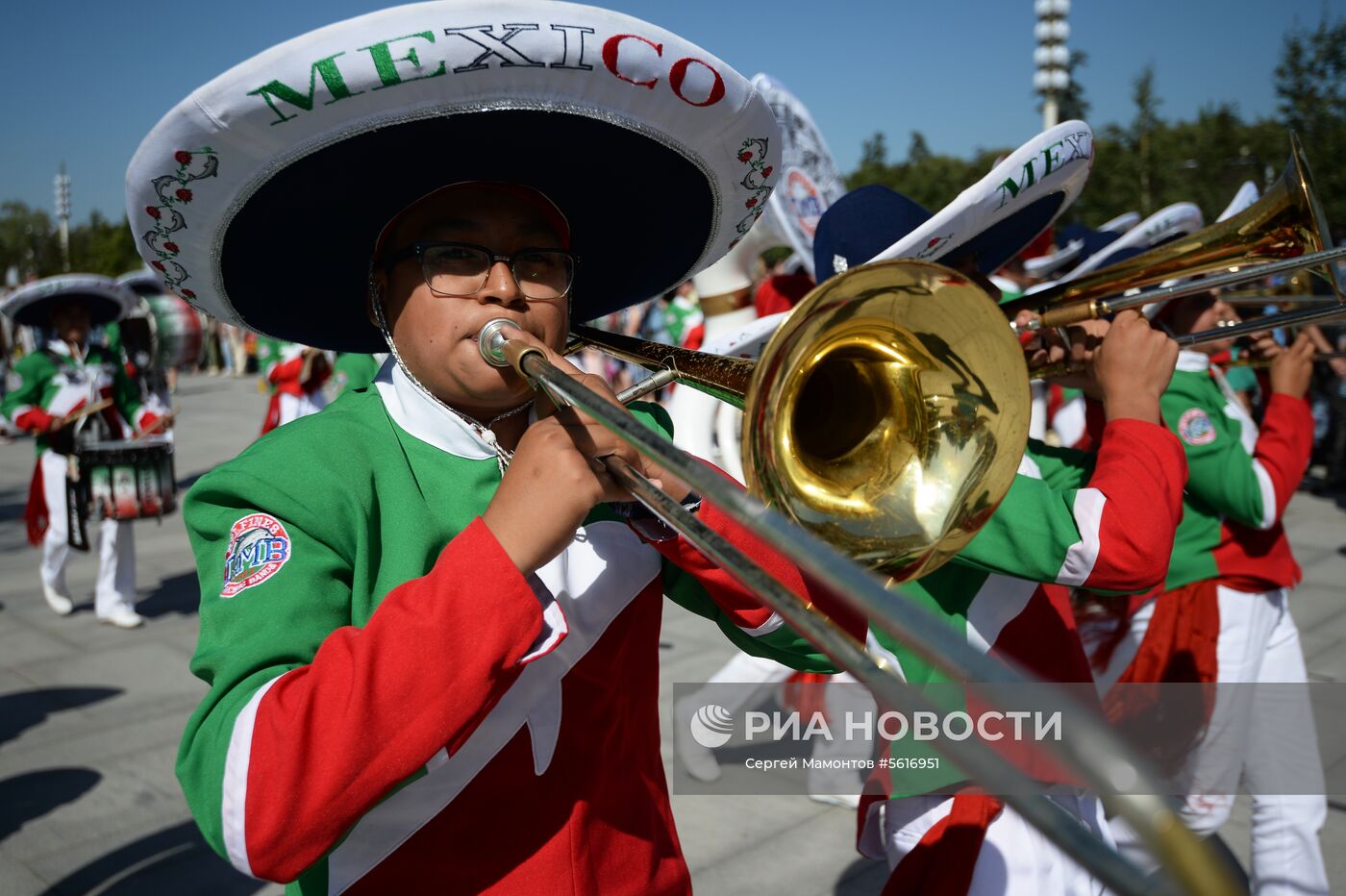 Шествие участников международного военно-музыкального фестиваля "Спасская башня" на ВДНХ 