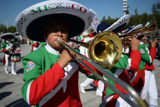 Шествие участников международного военно-музыкального фестиваля "Спасская башня" на ВДНХ 