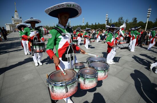 Шествие участников международного военно-музыкального фестиваля "Спасская башня" на ВДНХ 