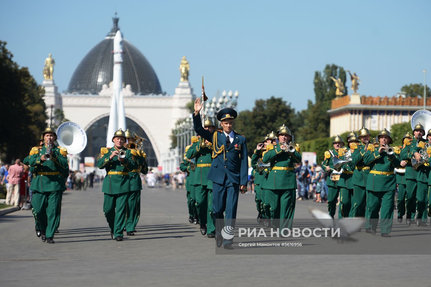 Шествие участников международного военно-музыкального фестиваля "Спасская башня" на ВДНХ 