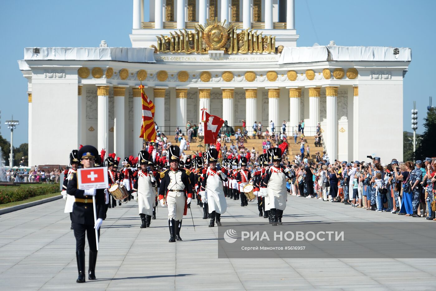 Шествие участников международного военно-музыкального фестиваля "Спасская башня" на ВДНХ 