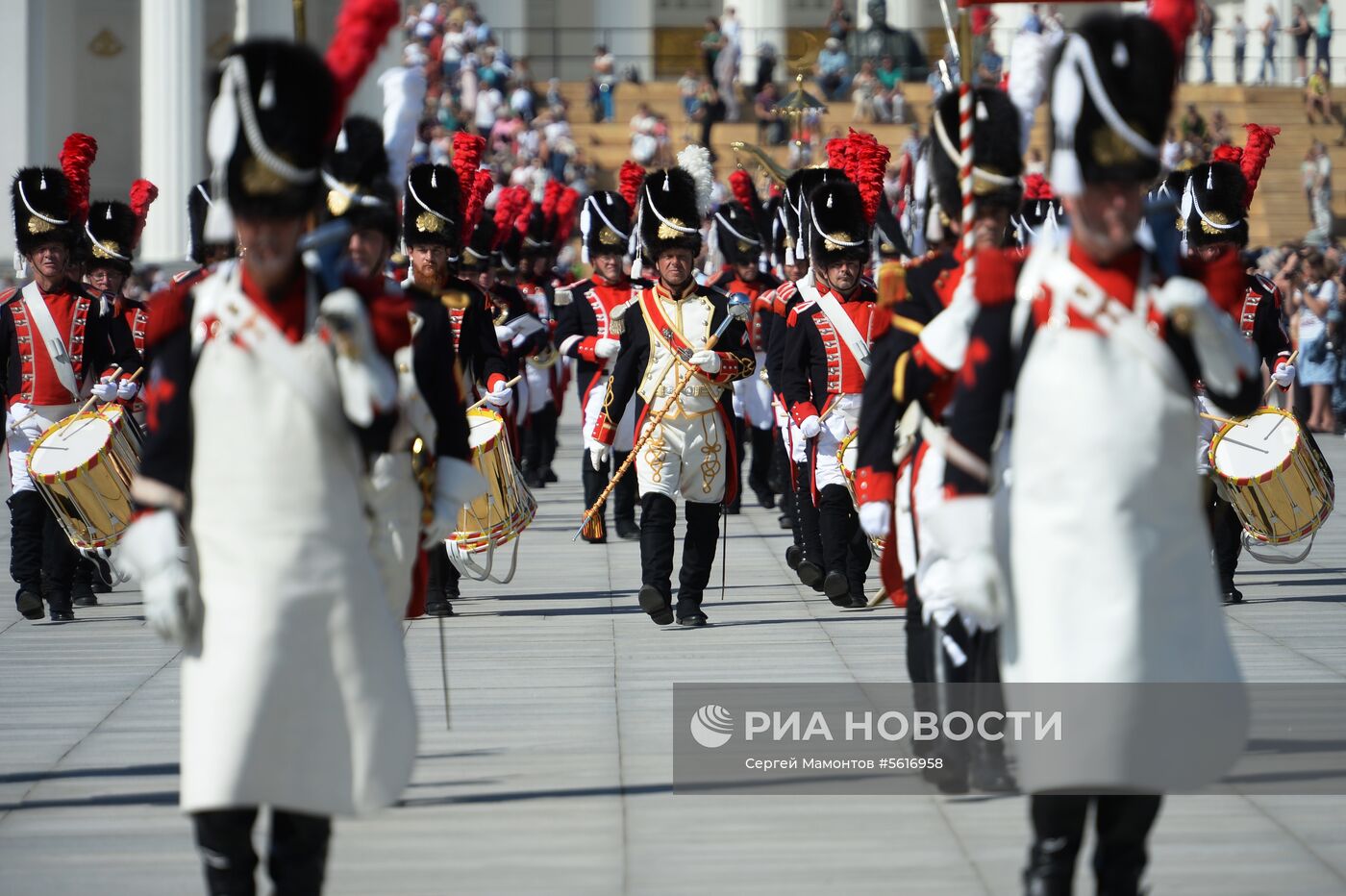 Шествие участников международного военно-музыкального фестиваля "Спасская башня" на ВДНХ 