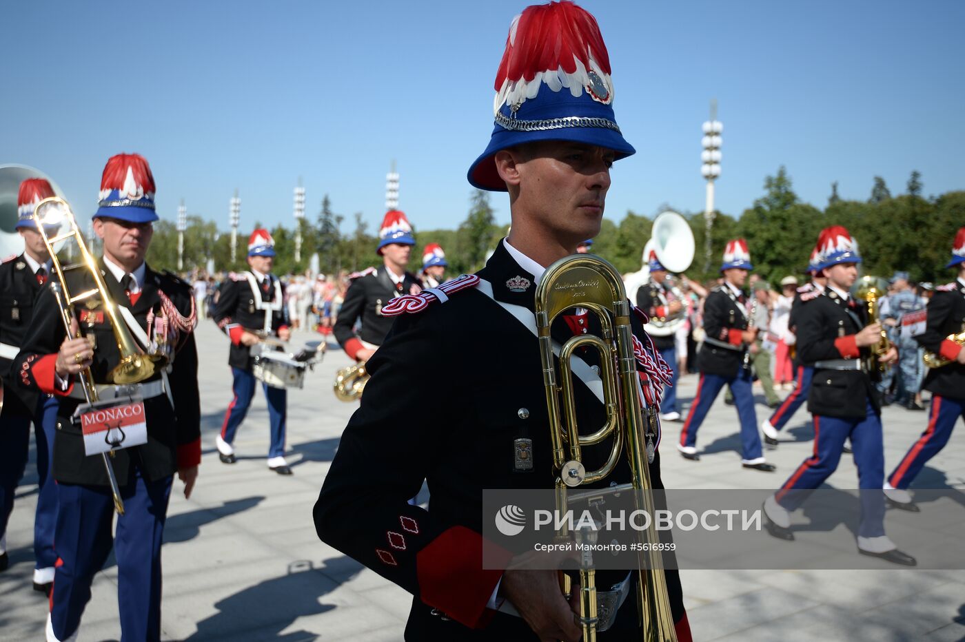 Шествие участников международного военно-музыкального фестиваля "Спасская башня" на ВДНХ 