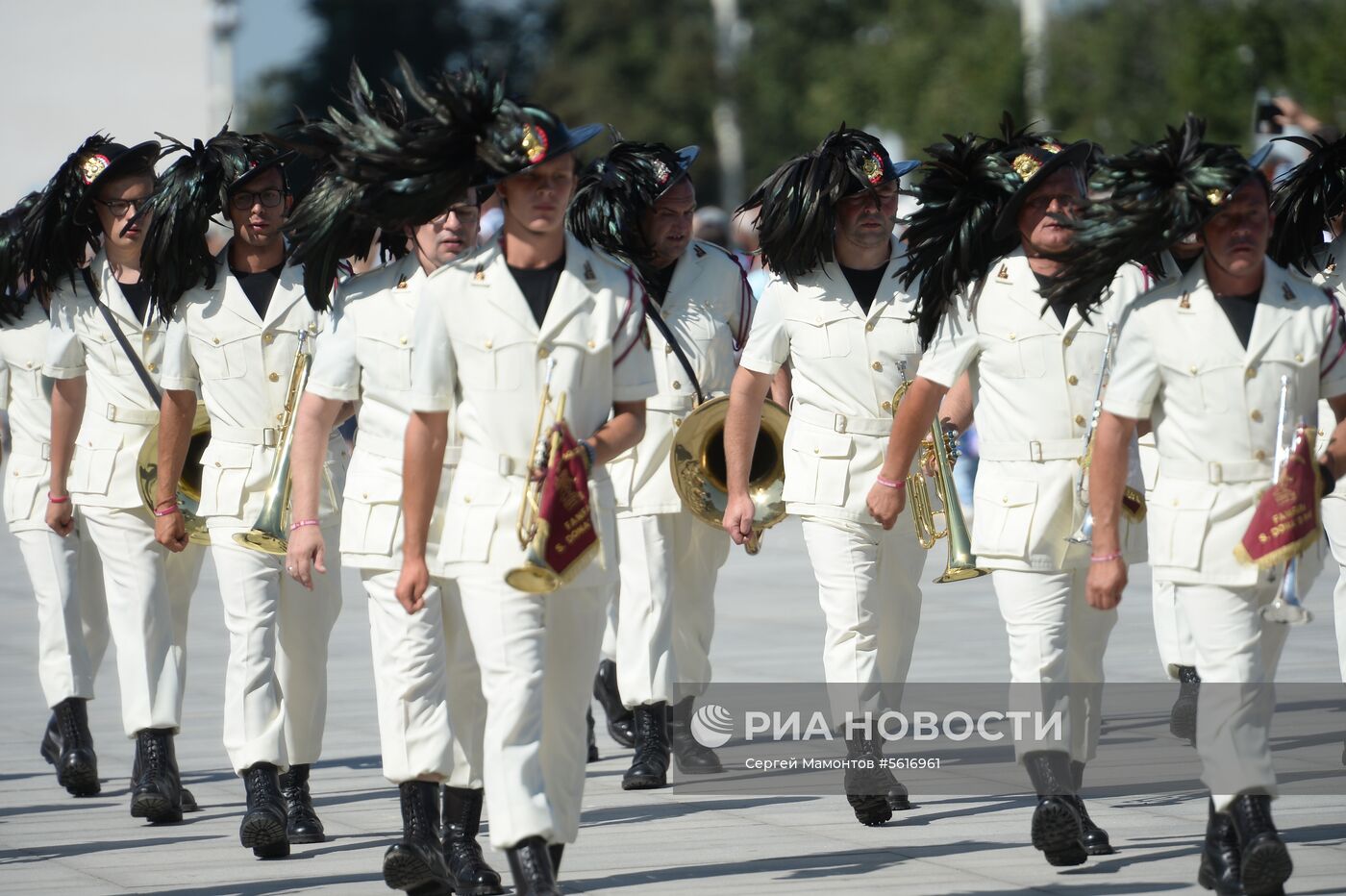 Шествие участников международного военно-музыкального фестиваля "Спасская башня" на ВДНХ 