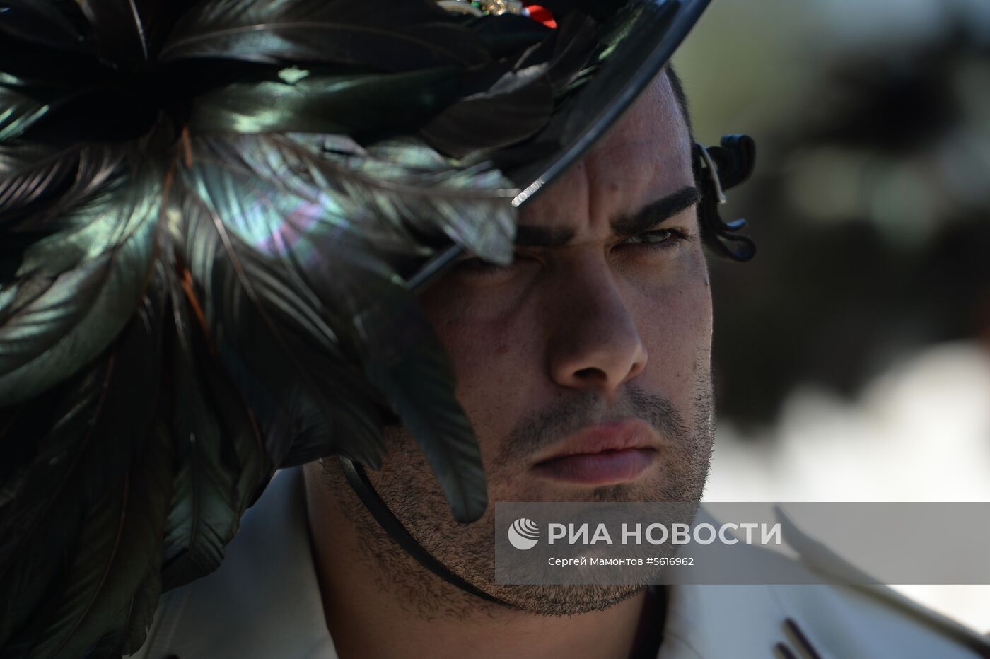 Шествие участников международного военно-музыкального фестиваля "Спасская башня" на ВДНХ 