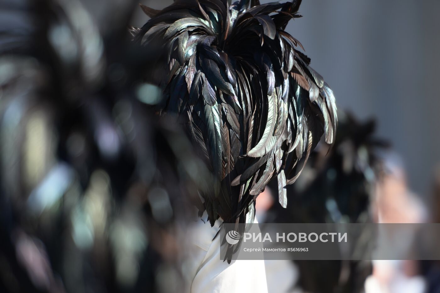 Шествие участников международного военно-музыкального фестиваля "Спасская башня" на ВДНХ 