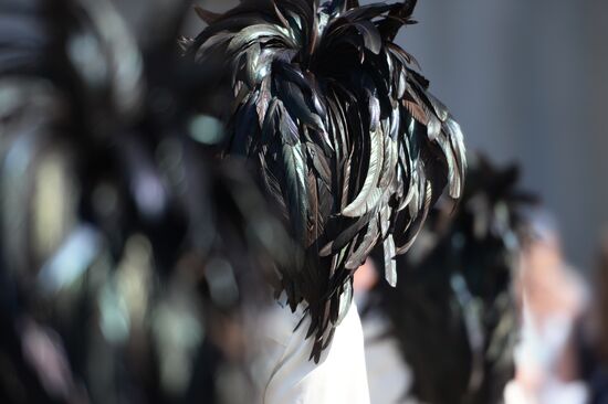 Шествие участников международного военно-музыкального фестиваля "Спасская башня" на ВДНХ 