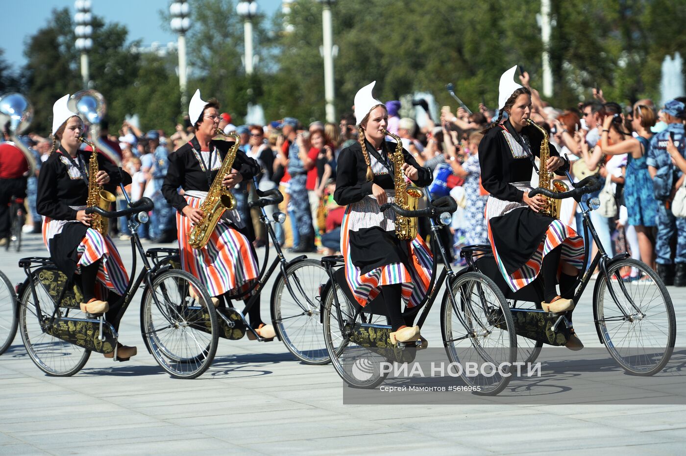 Шествие участников международного военно-музыкального фестиваля "Спасская башня" на ВДНХ