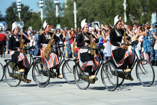 Шествие участников международного военно-музыкального фестиваля "Спасская башня" на ВДНХ 