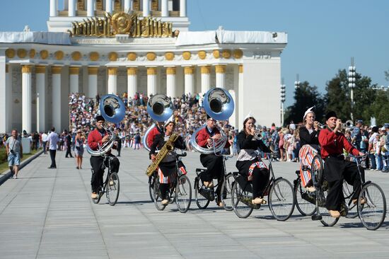 Шествие участников международного военно-музыкального фестиваля "Спасская башня" на ВДНХ 
