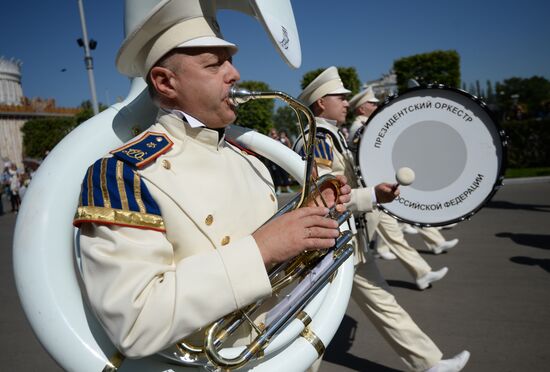 Шествие участников международного военно-музыкального фестиваля "Спасская башня" на ВДНХ 