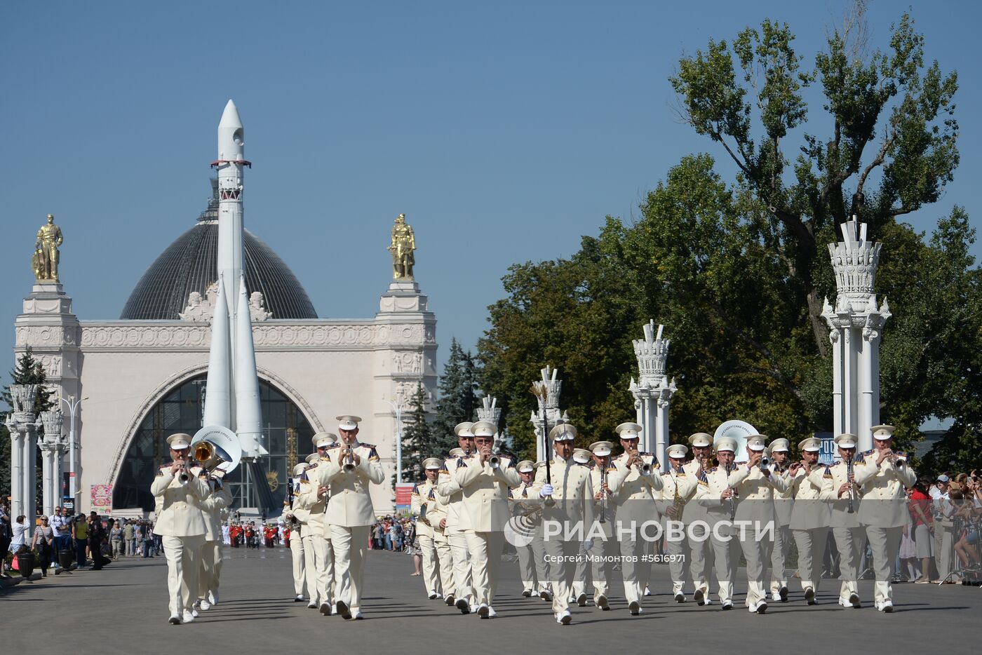Шествие участников международного военно-музыкального фестиваля "Спасская башня" на ВДНХ