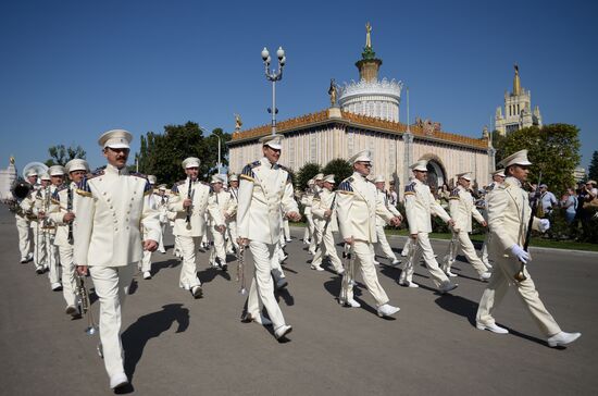 Шествие участников международного военно-музыкального фестиваля "Спасская башня" на ВДНХ 