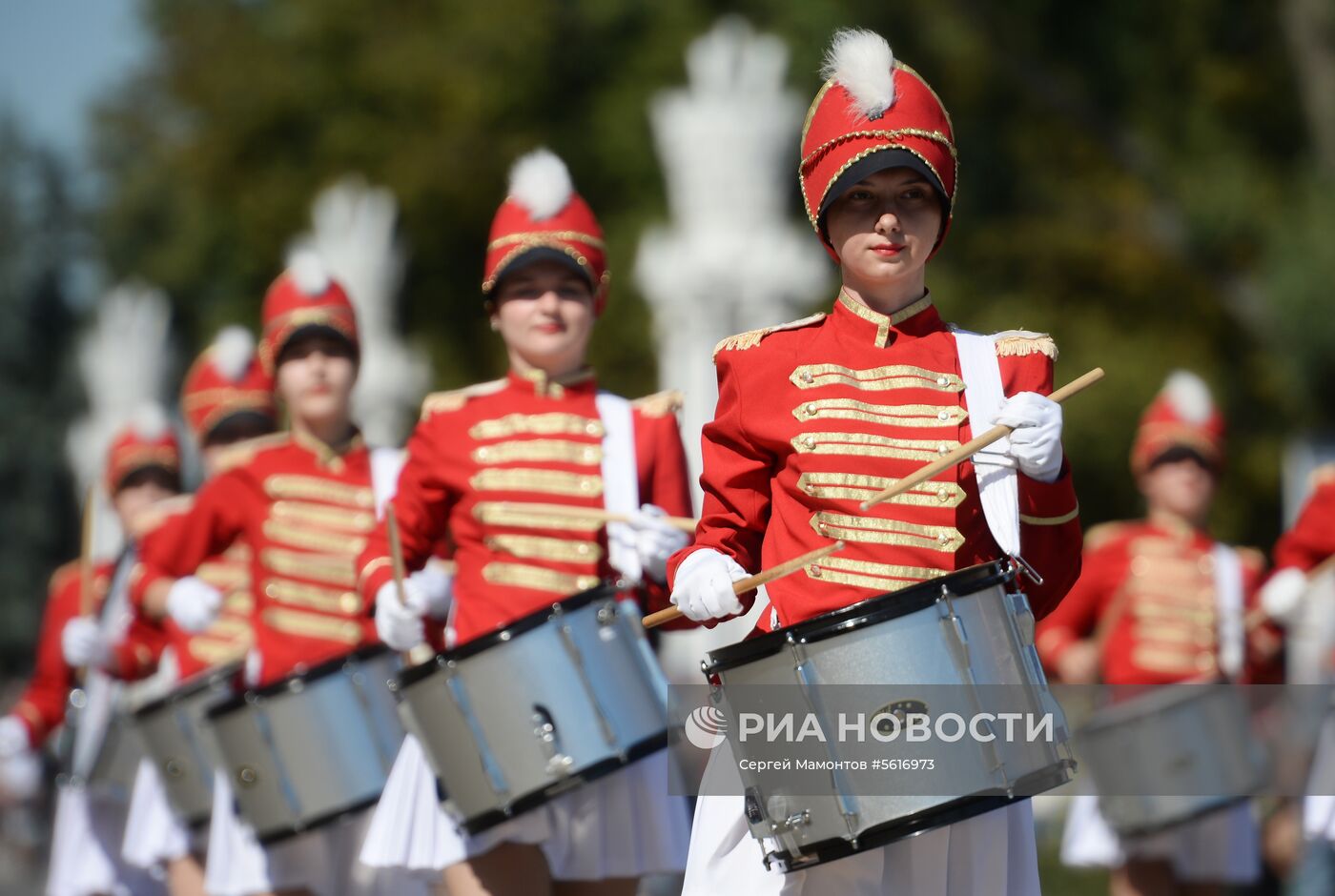 Шествие участников международного военно-музыкального фестиваля "Спасская башня" на ВДНХ